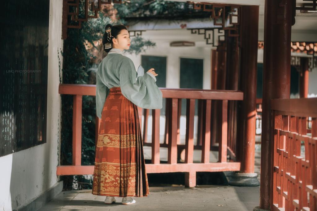 汉服美女手持罗扇漫步园林写真