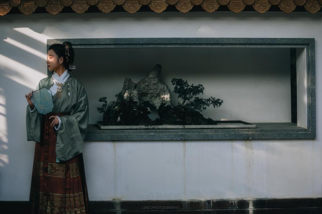 汉服美女手持罗扇漫步园林写真