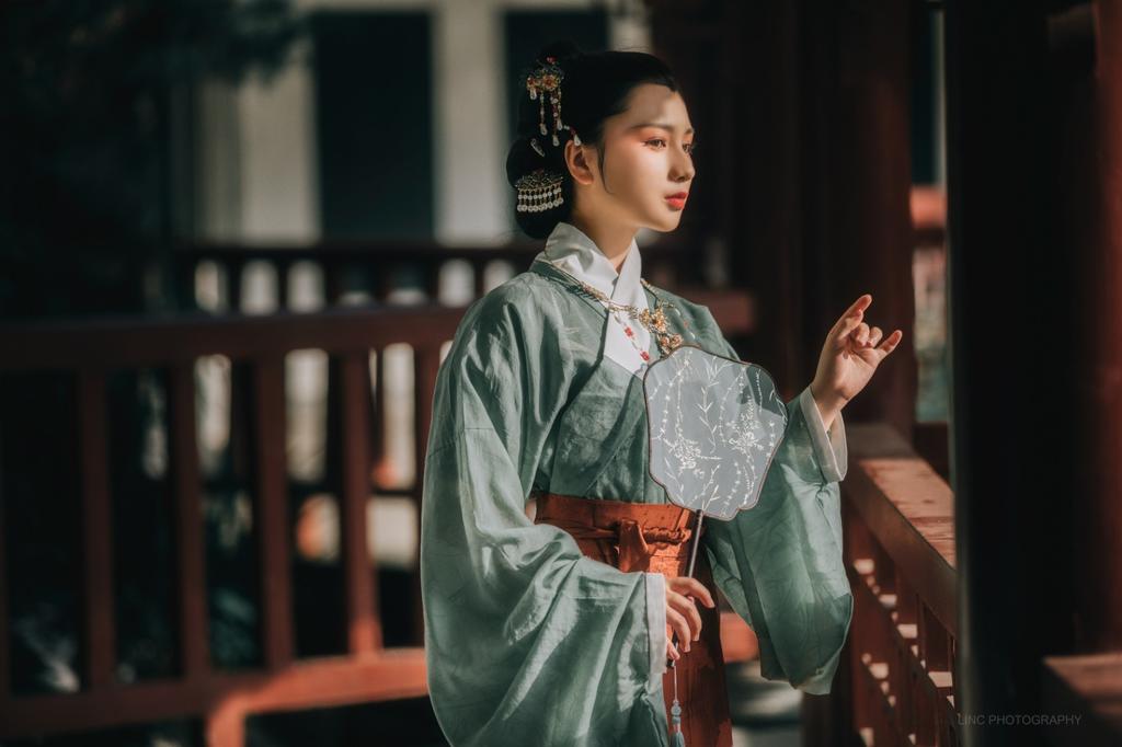 汉服美女手持罗扇漫步园林写真