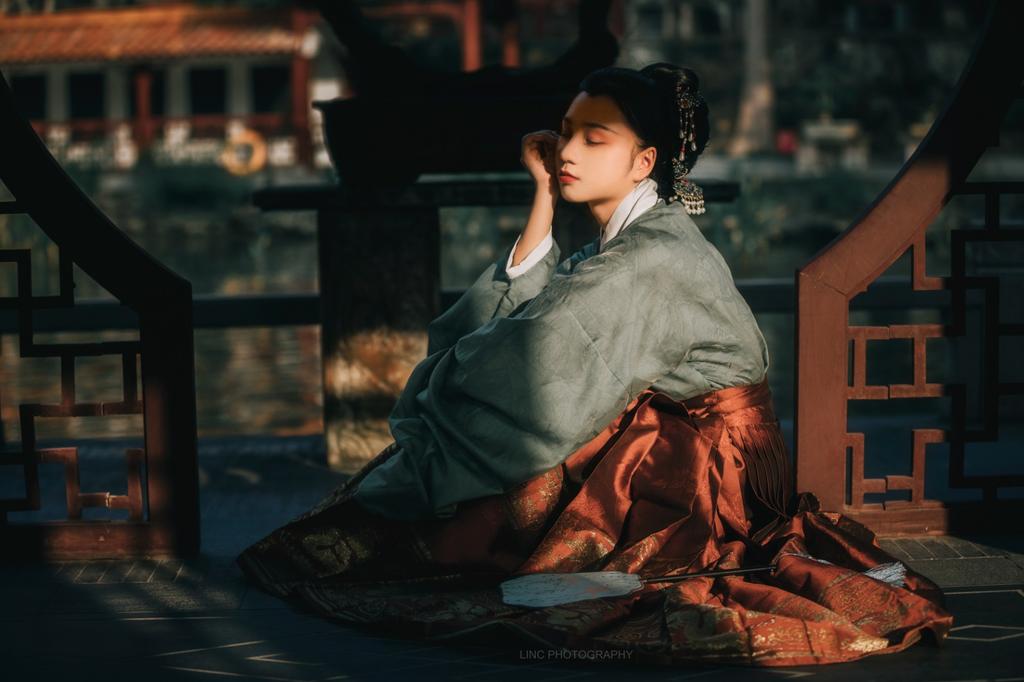 汉服美女手持罗扇漫步园林写真