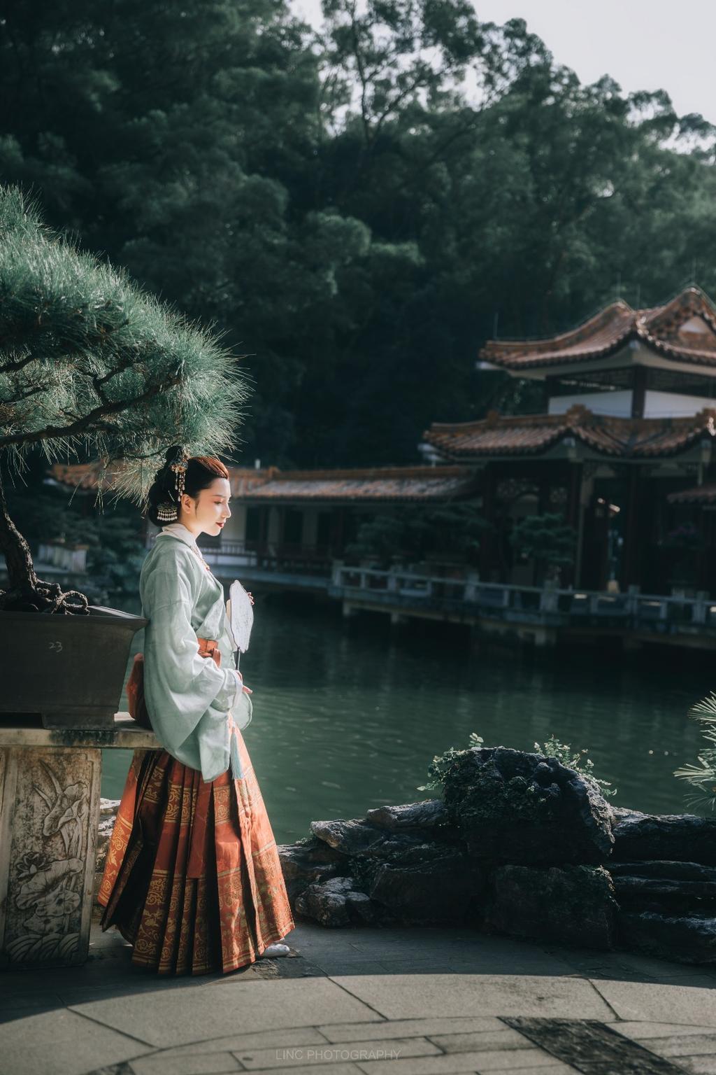 汉服美女手持罗扇漫步园林写真