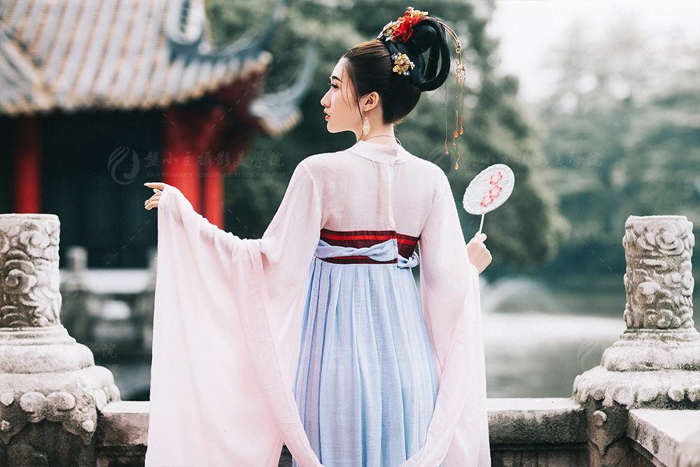 国色天香古装美女手持罗扇写真