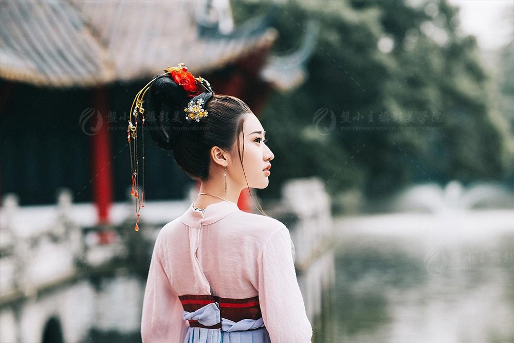 国色天香古装美女手持罗扇写真