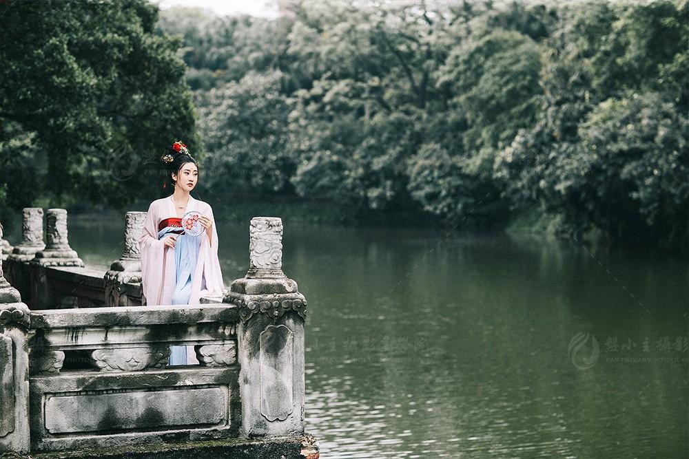 国色天香古装美女手持罗扇写真