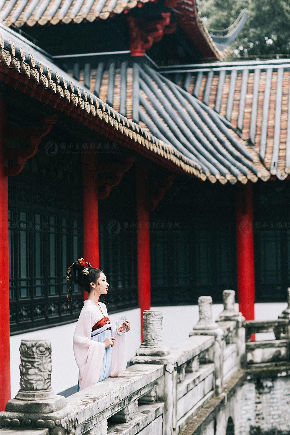 国色天香古装美女手持罗扇写真