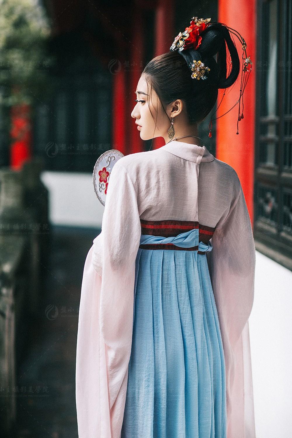 国色天香古装美女手持罗扇写真