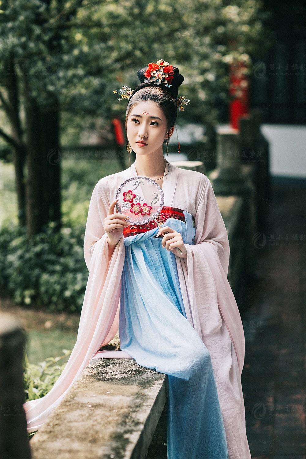 国色天香古装美女手持罗扇写真