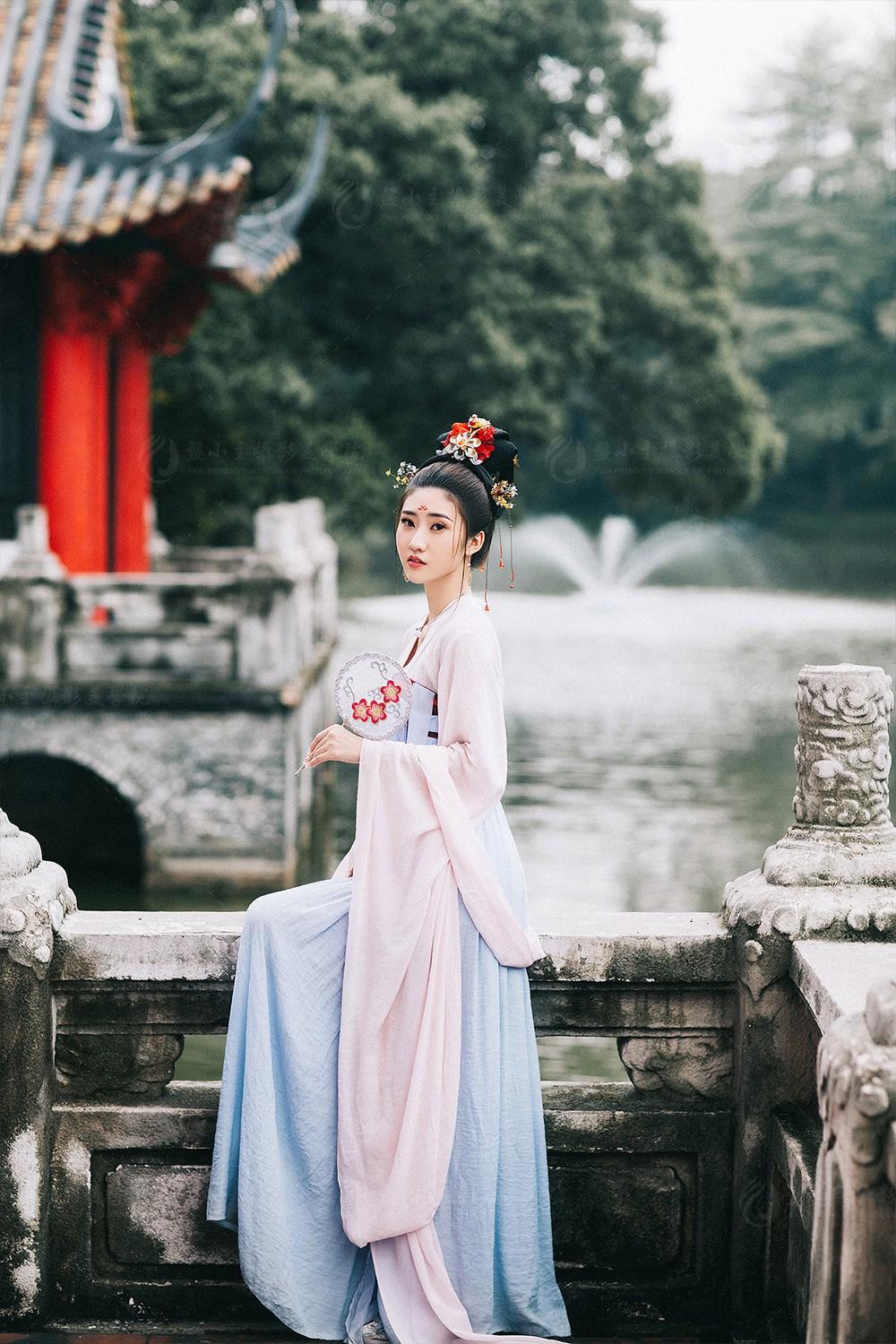 国色天香古装美女手持罗扇写真