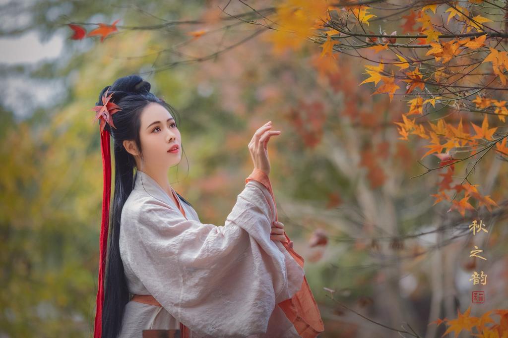 白衣飘飘古装美女长发及腰写真