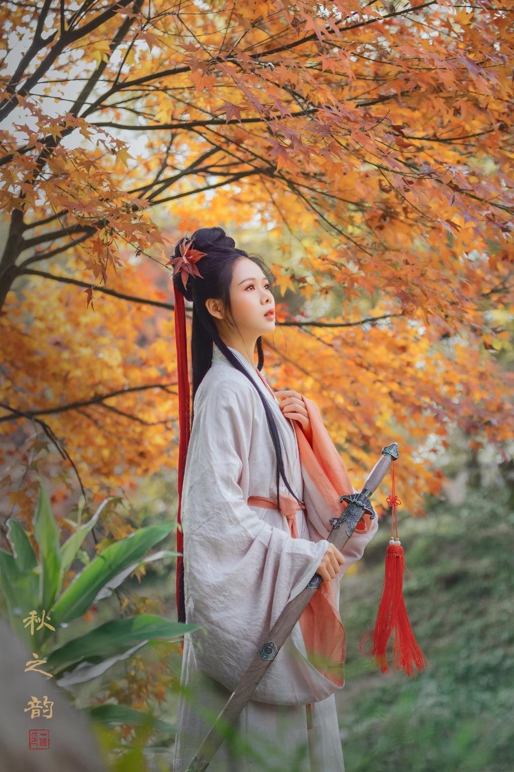 白衣飘飘古装美女长发及腰写真