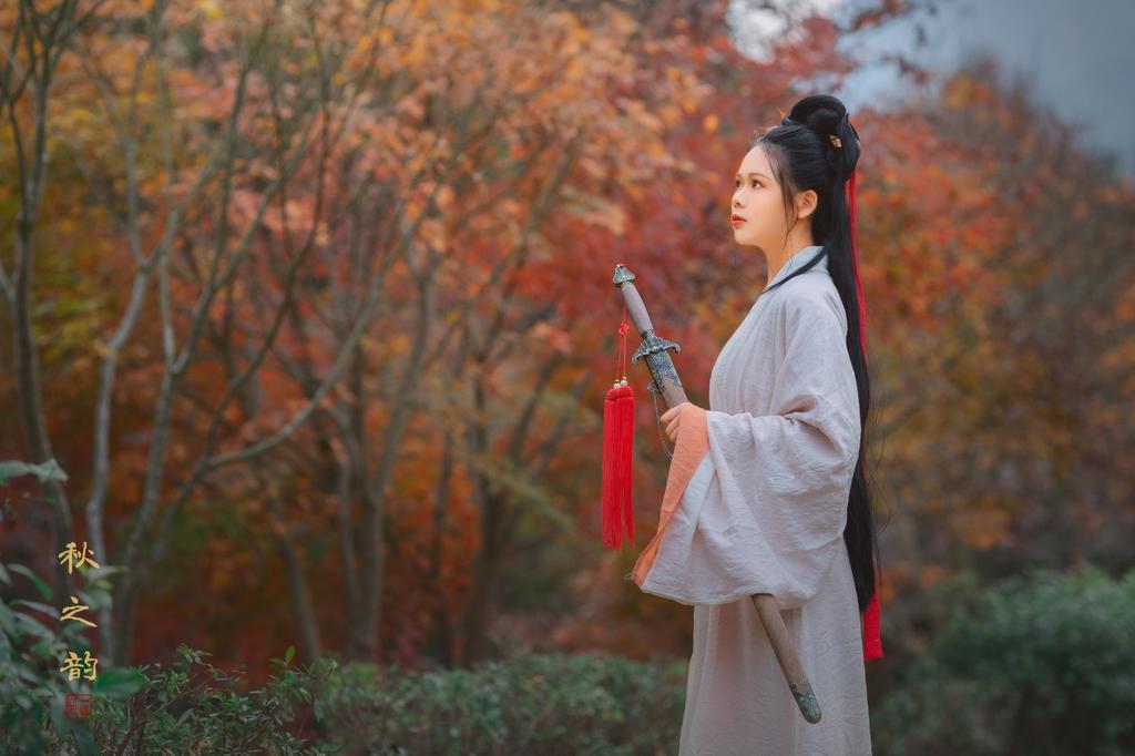 白衣飘飘古装美女长发及腰写真