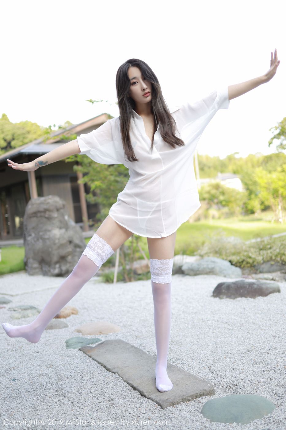 [MFStar模范学院] 美女模特Betty林子欣白衬衫与蕾丝吊袜日本旅拍 Vol.219