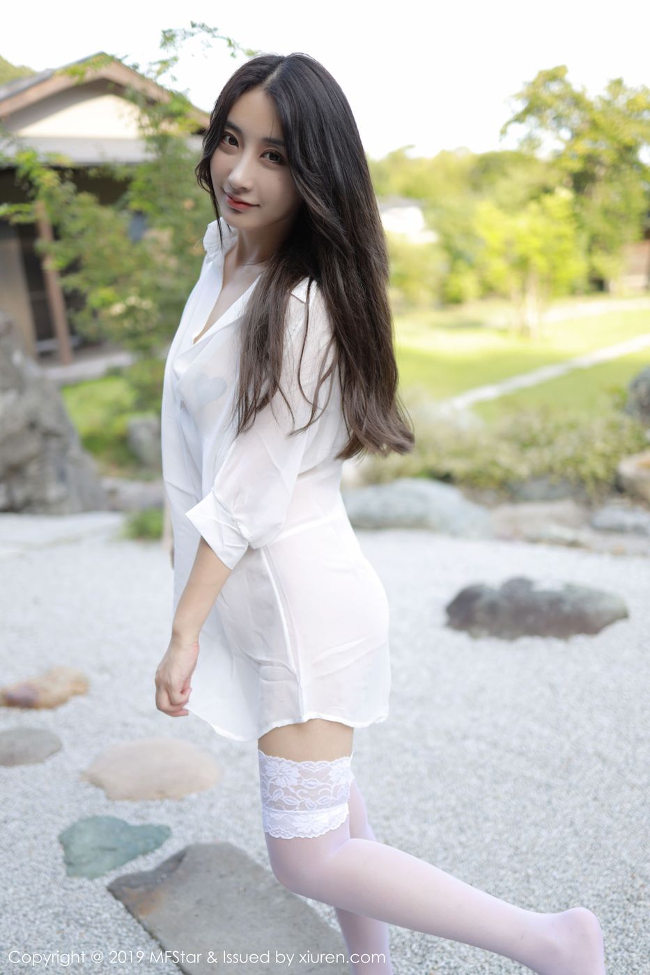 [MFStar模范学院] 美女模特Betty林子欣白衬衫与蕾丝吊袜日本旅拍 Vol.219