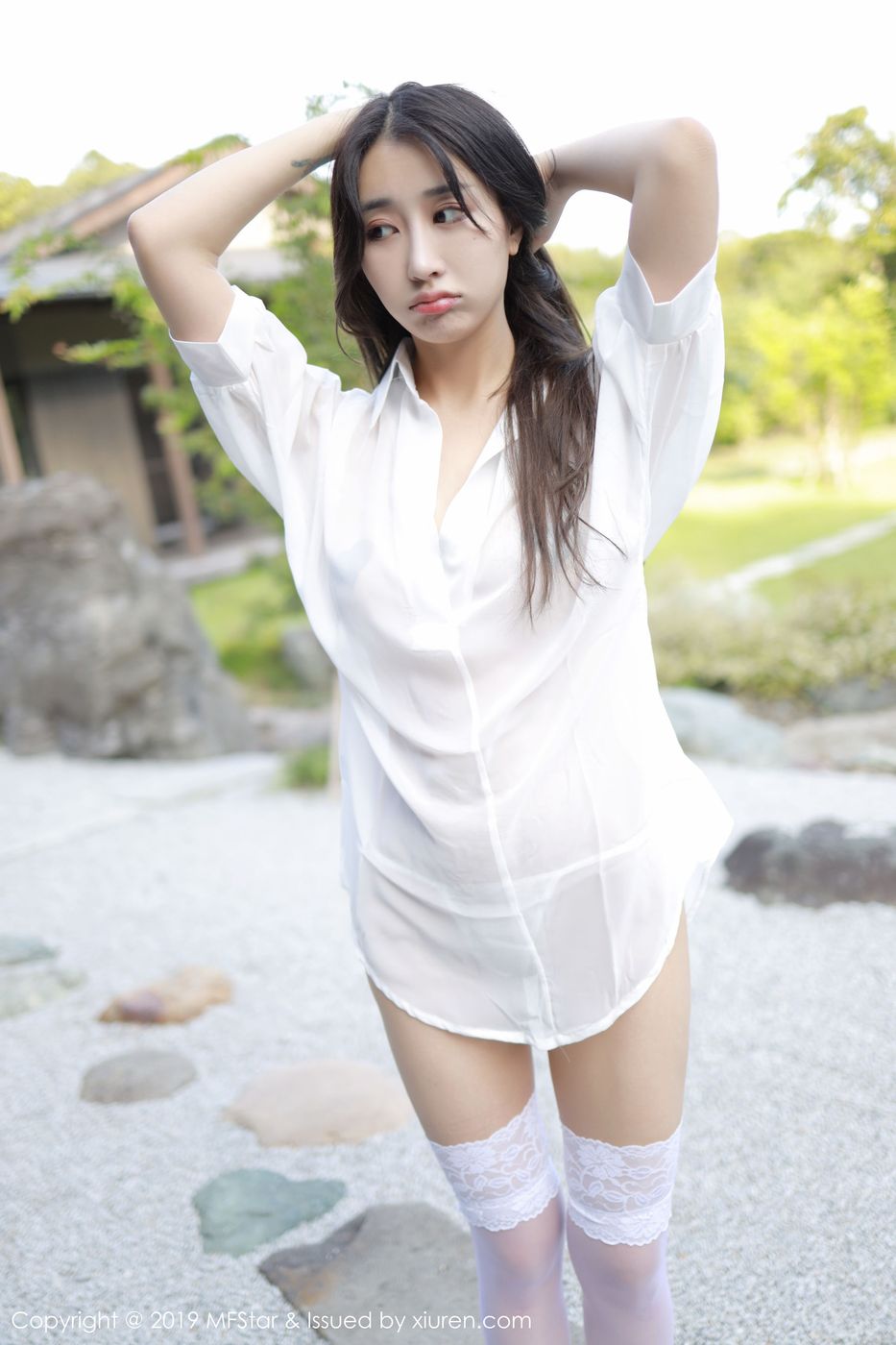 [MFStar模范学院] 美女模特Betty林子欣白衬衫与蕾丝吊袜日本旅拍 Vol.219