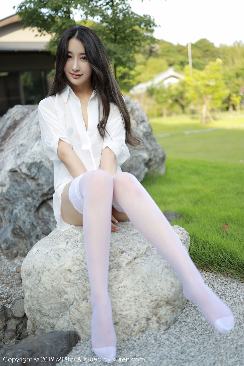 [MFStar模范学院] 美女模特Betty林子欣白衬衫与蕾丝吊袜日本旅拍 Vol.219