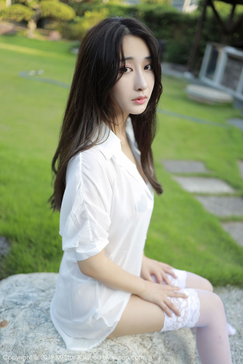 [MFStar模范学院] 美女模特Betty林子欣白衬衫与蕾丝吊袜日本旅拍 Vol.219