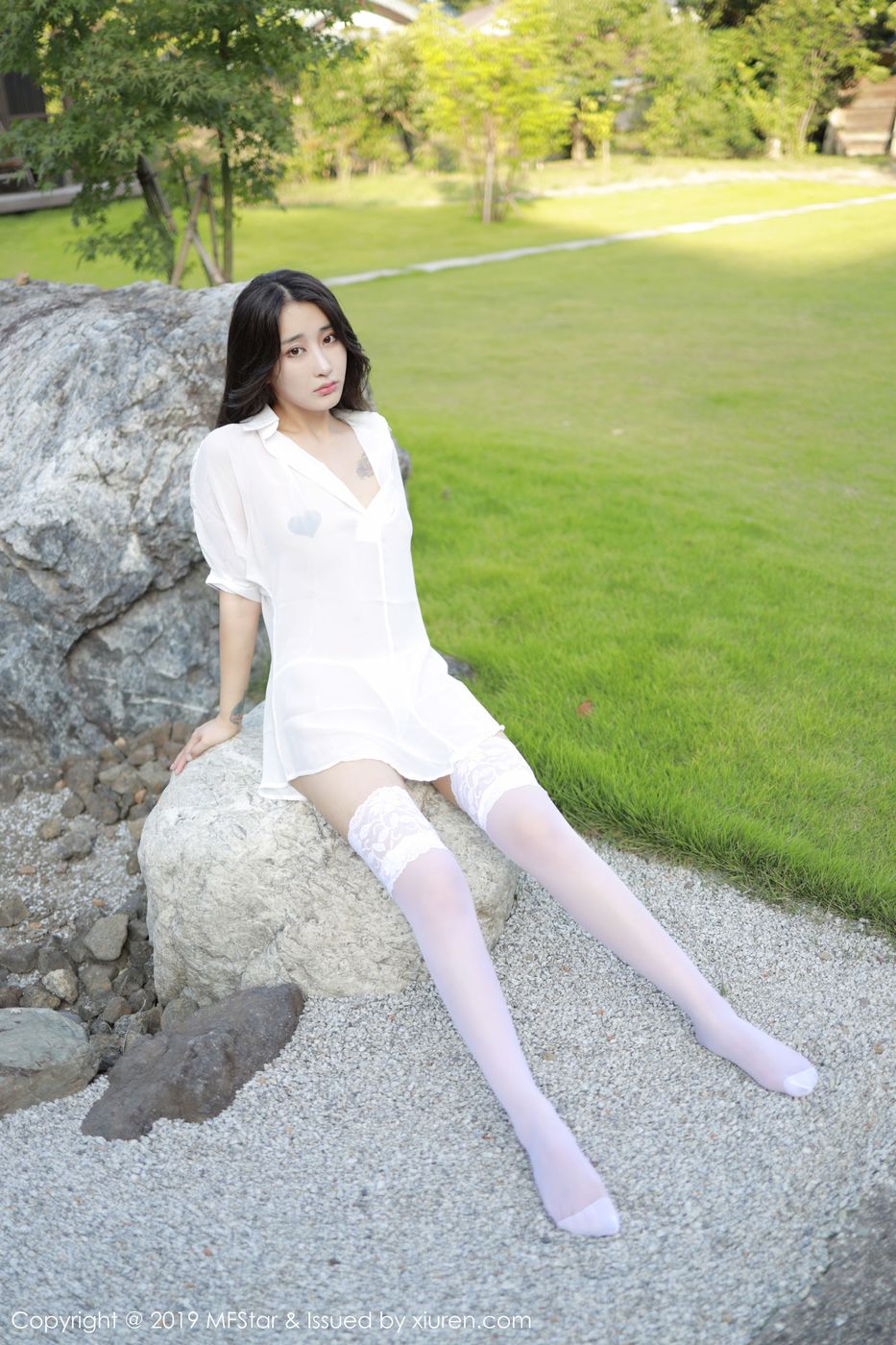 [MFStar模范学院] 美女模特Betty林子欣白衬衫与蕾丝吊袜日本旅拍 Vol.219