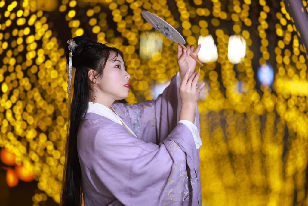 古装美女精致侧颜唯美夜景写真