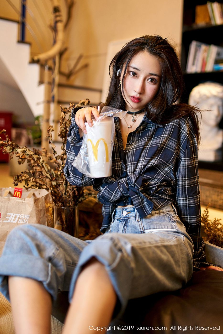 [XIUREN秀人网] 美女模特Betty林子欣书架前内衣+牛仔裤魅惑写真 No.1847