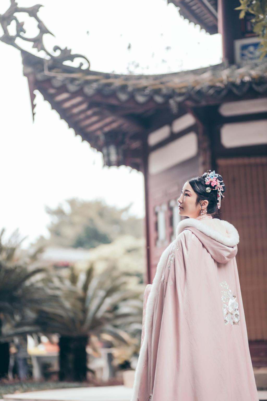 国色天香汉服美女漫步园林写真