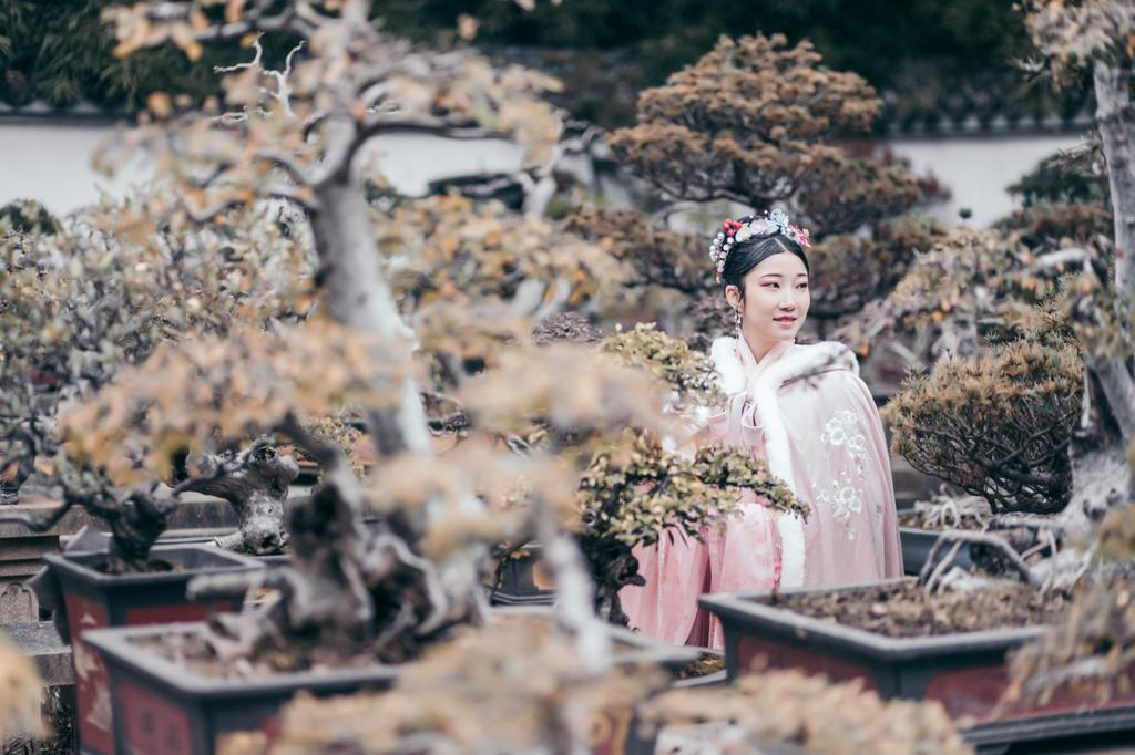 国色天香汉服美女漫步园林写真