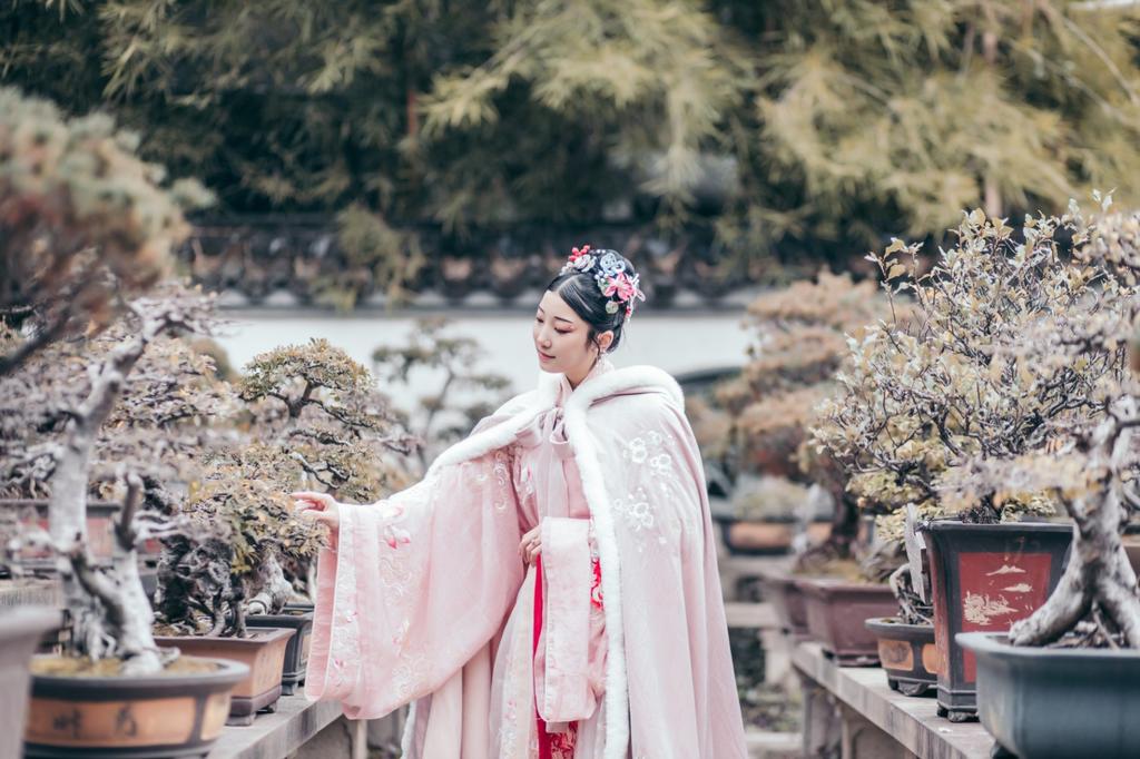 国色天香汉服美女漫步园林写真