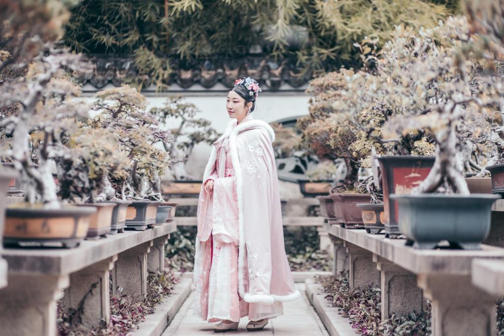 国色天香汉服美女漫步园林写真