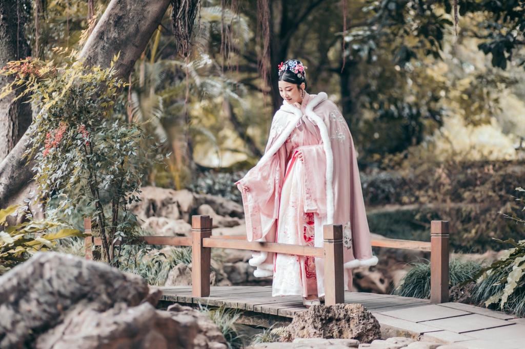 国色天香汉服美女漫步园林写真