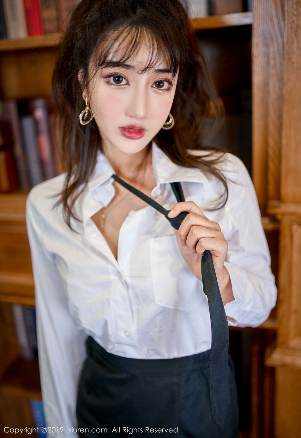 [XIUREN秀人网] 美女模特Betty林子欣白衬衫与黑丝美腿女秘书装扮写真 No.1887