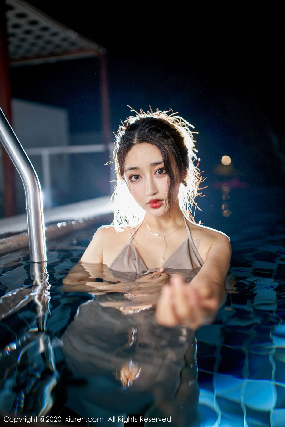 [XIUREN秀人网] 美女模特Betty林子欣高贵吊裙湿身系列三亚旅拍 No.1916