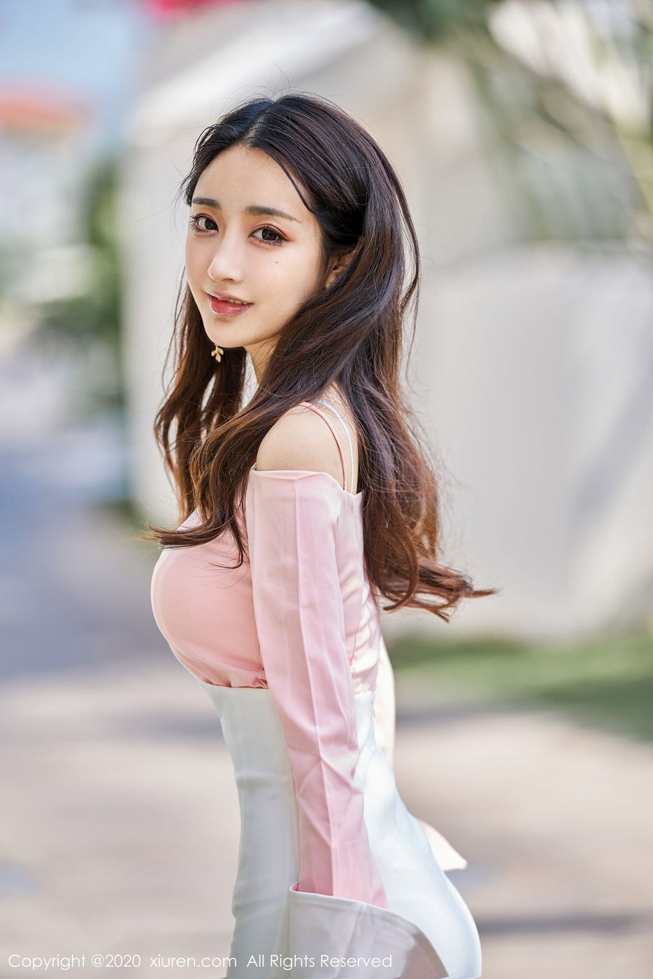 [XIUREN秀人网] 美女模特Betty林子欣白裙开裆白丝诱惑主题三亚旅拍 No.1944