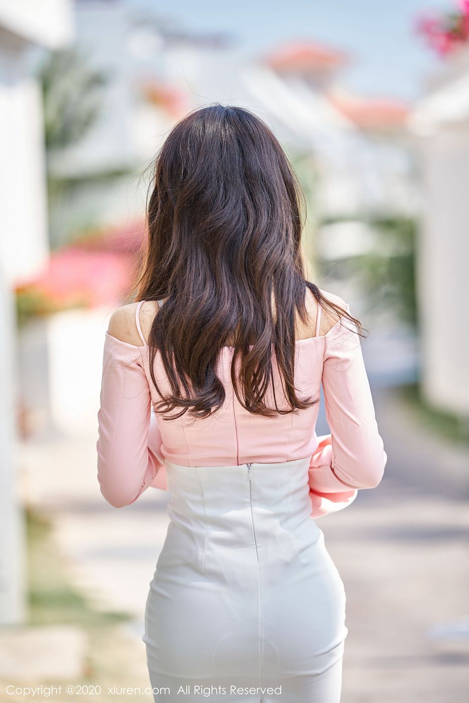 [XIUREN秀人网] 美女模特Betty林子欣白裙开裆白丝诱惑主题三亚旅拍 No.1944