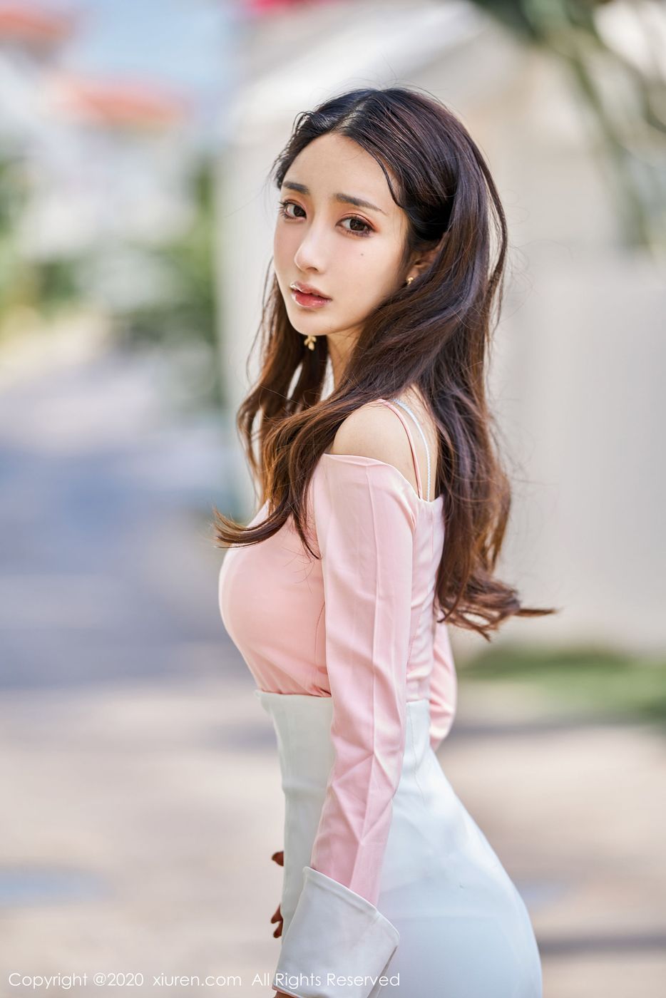 [XIUREN秀人网] 美女模特Betty林子欣白裙开裆白丝诱惑主题三亚旅拍 No.1944