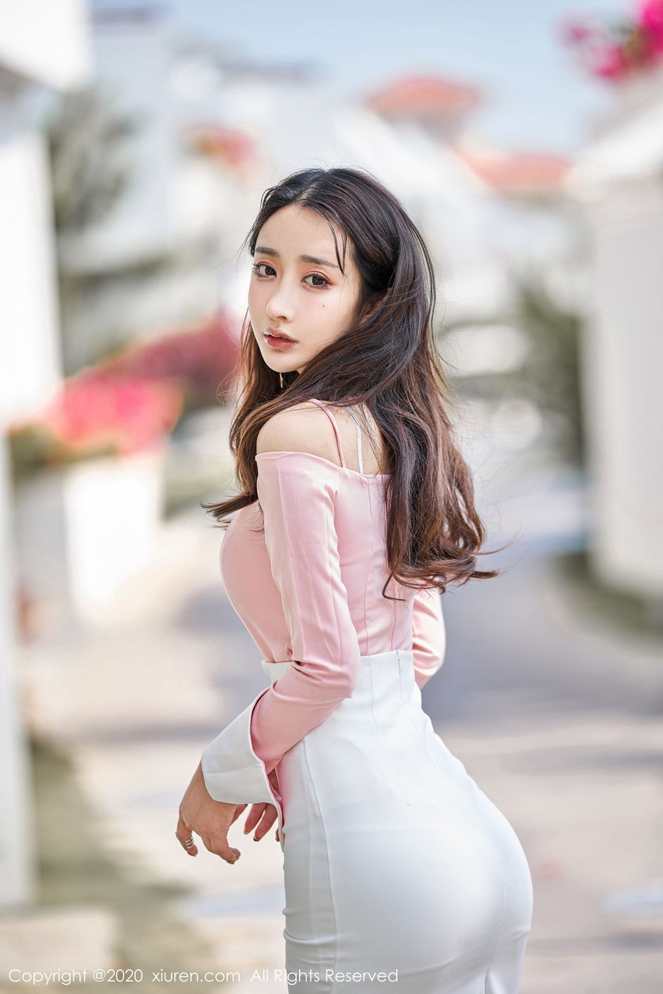 [XIUREN秀人网] 美女模特Betty林子欣白裙开裆白丝诱惑主题三亚旅拍 No.1944