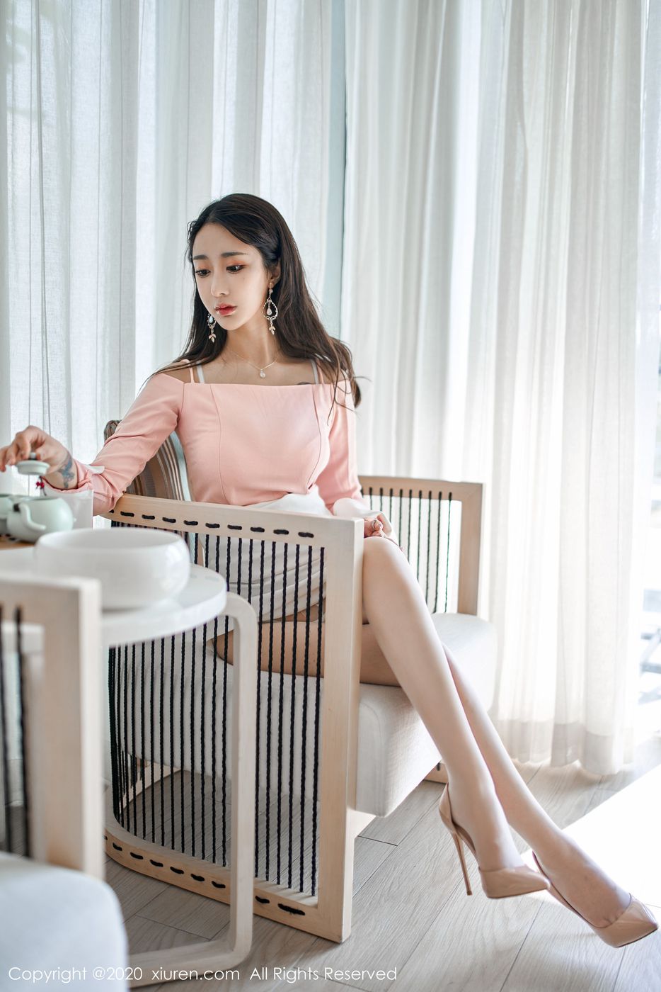 [XIUREN秀人网] 美女模特Betty林子欣白裙开裆白丝诱惑主题三亚旅拍 No.1944