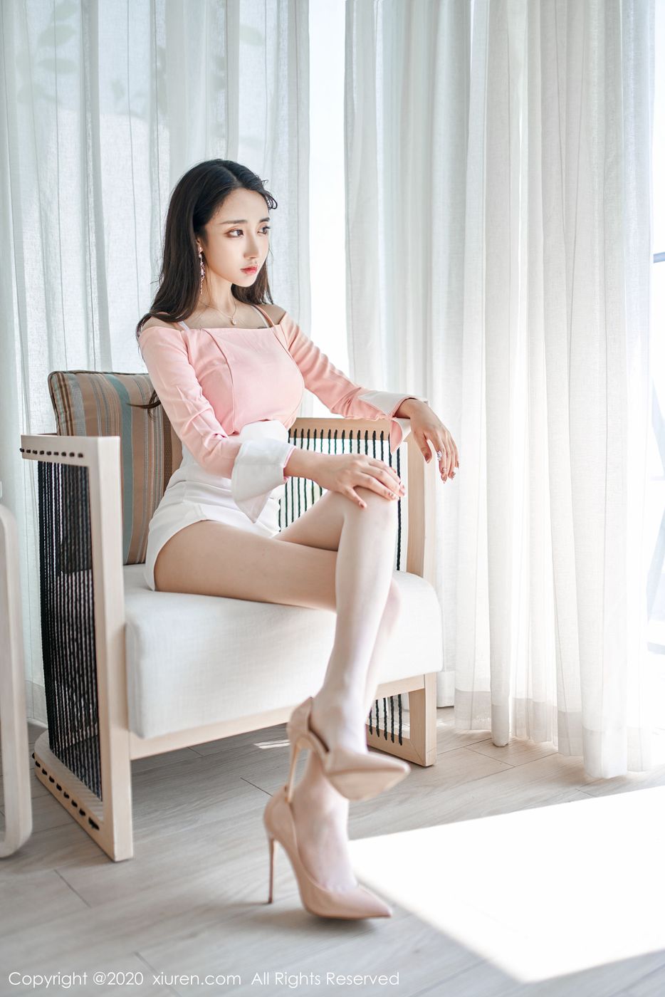 [XIUREN秀人网] 美女模特Betty林子欣白裙开裆白丝诱惑主题三亚旅拍 No.1944