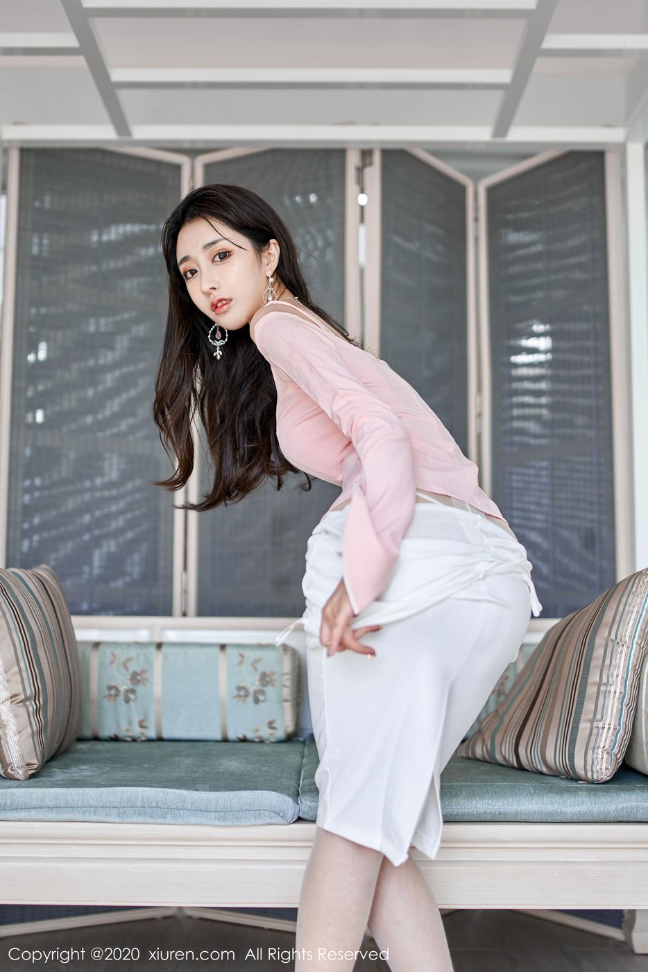 [XIUREN秀人网] 美女模特Betty林子欣白裙开裆白丝诱惑主题三亚旅拍 No.1944