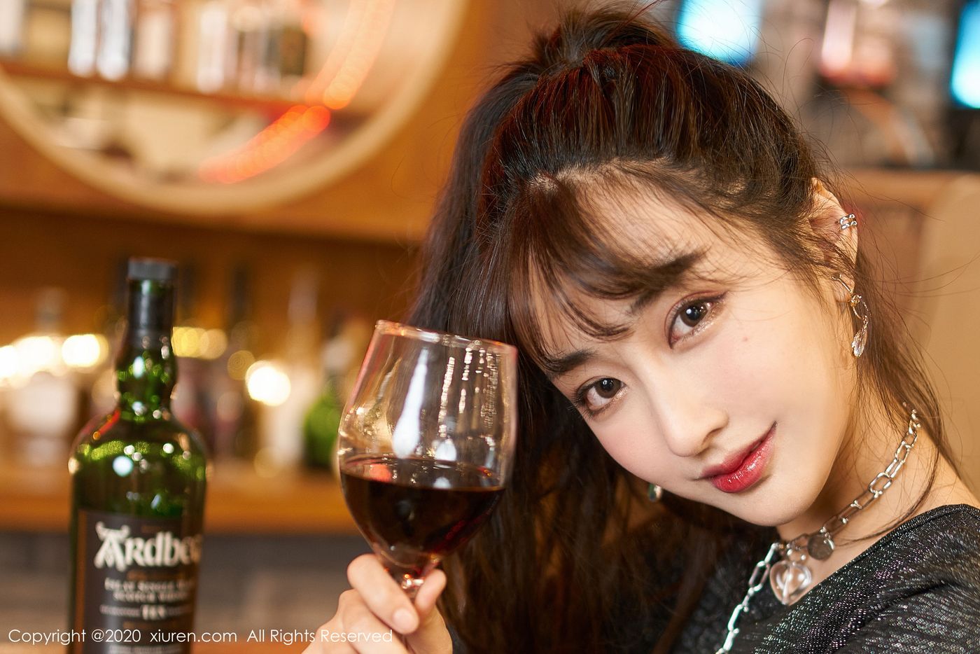 [XIUREN秀人网] 美女模特Betty林子欣酒吧丝袜主题私房魅惑写真 No.2085