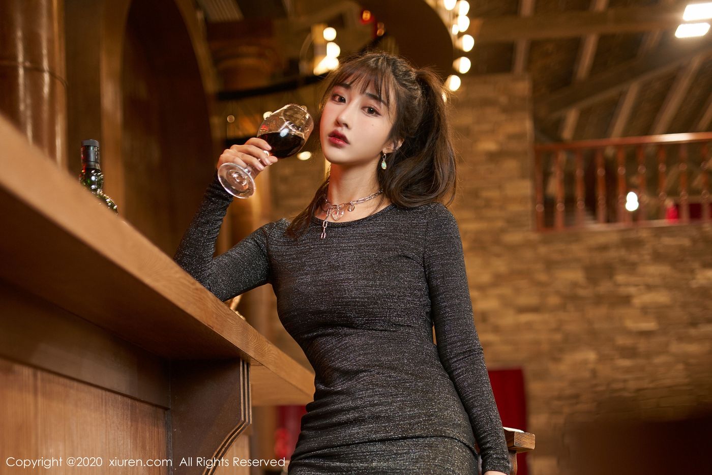 [XIUREN秀人网] 美女模特Betty林子欣酒吧丝袜主题私房魅惑写真 No.2085