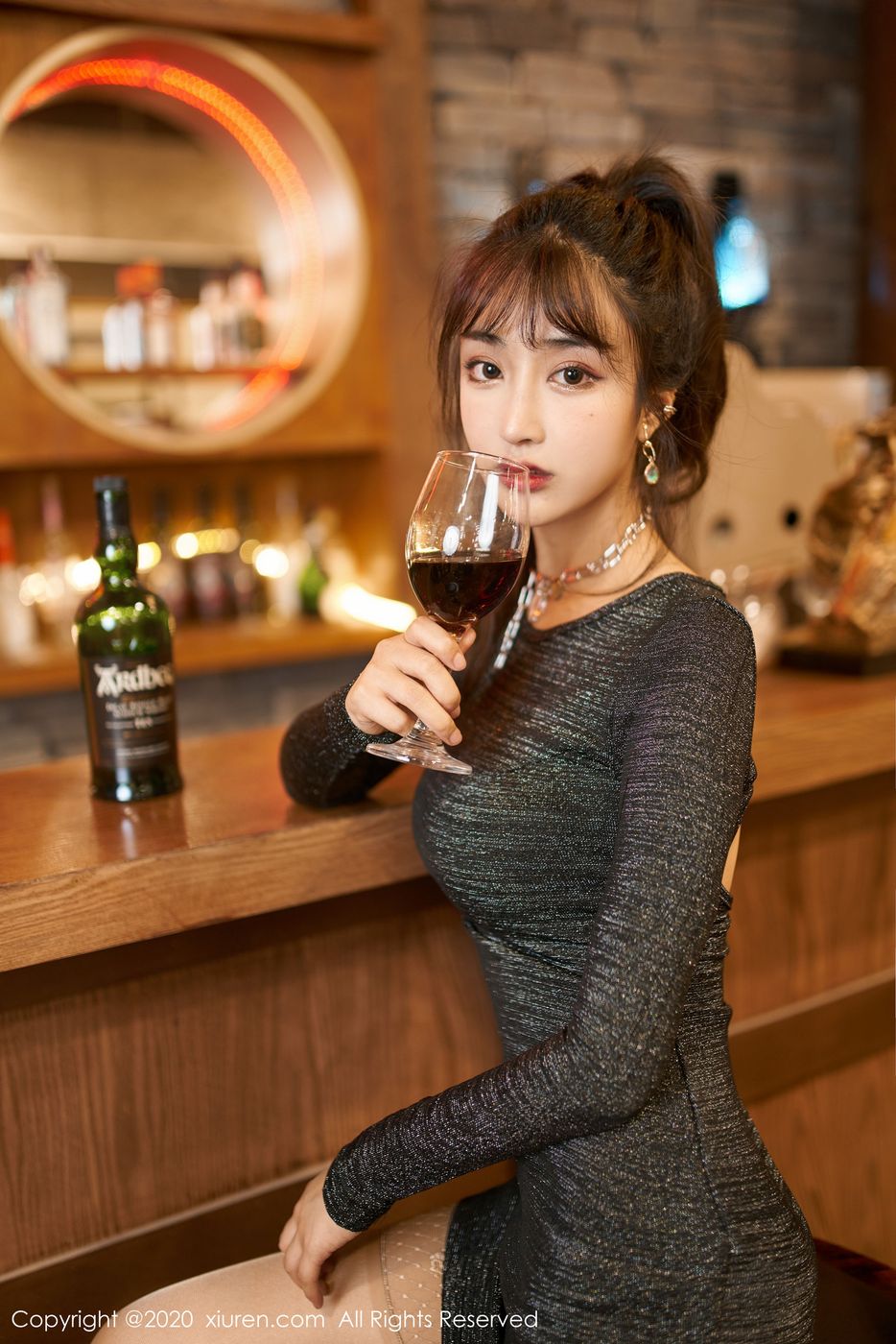 [XIUREN秀人网] 美女模特Betty林子欣酒吧丝袜主题私房魅惑写真 No.2085