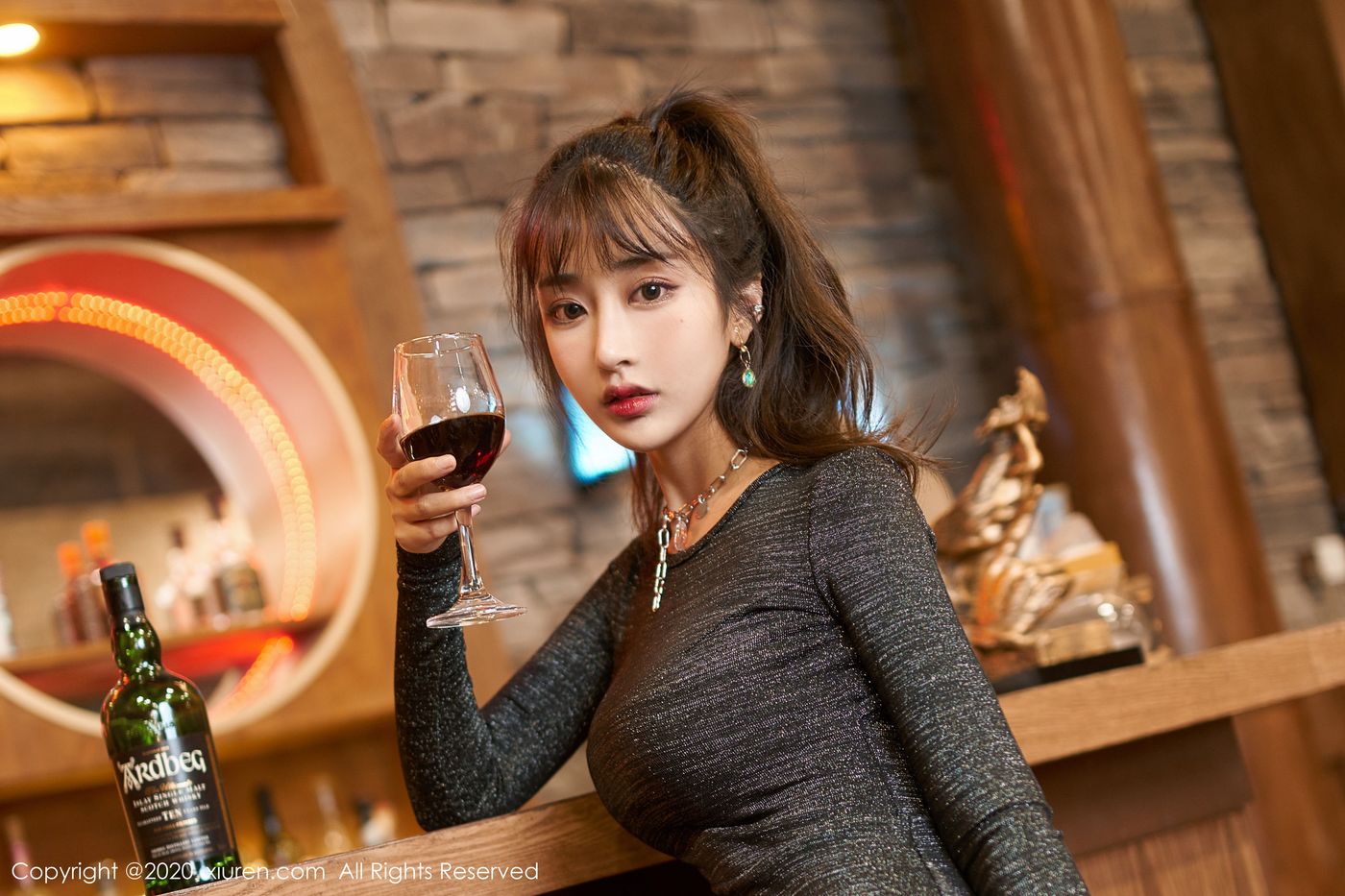 [XIUREN秀人网] 美女模特Betty林子欣酒吧丝袜主题私房魅惑写真 No.2085