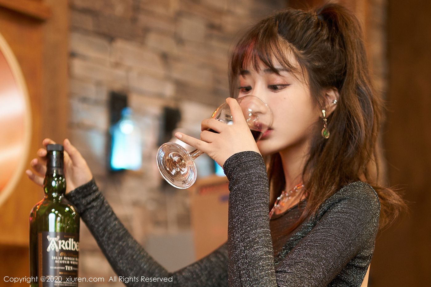 [XIUREN秀人网] 美女模特Betty林子欣酒吧丝袜主题私房魅惑写真 No.2085