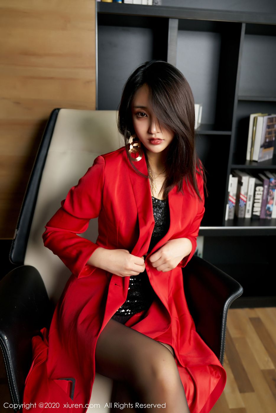 [XiuRen秀人网] 美女模特Betty林子欣黑丝美腿+总裁制服心愿旅拍 No.2247