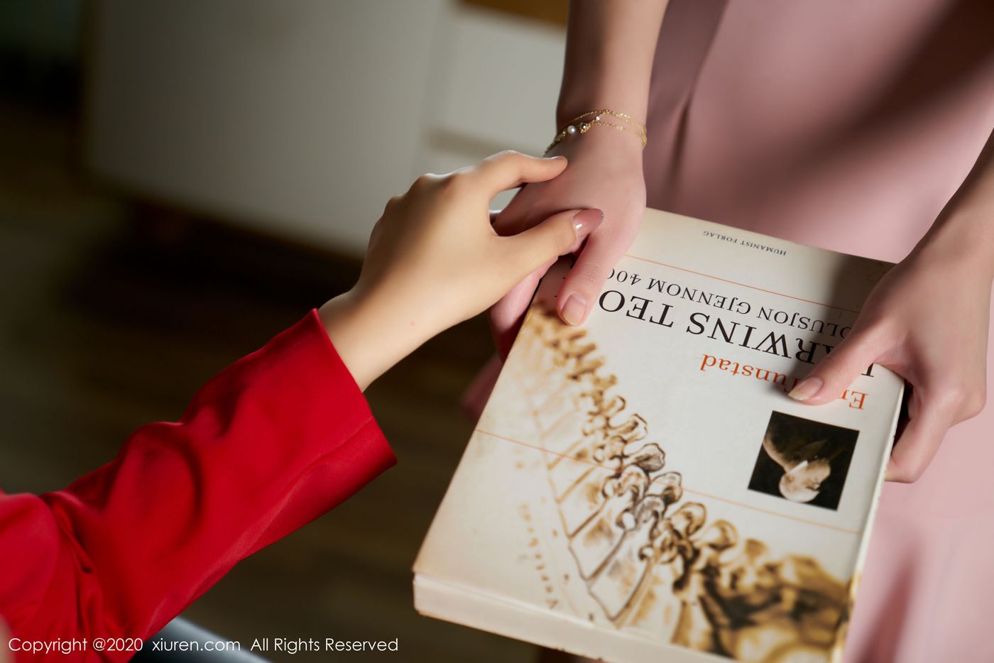 [XiuRen秀人网] 美女模特Betty林子欣黑丝美腿+总裁制服心愿旅拍 No.2247