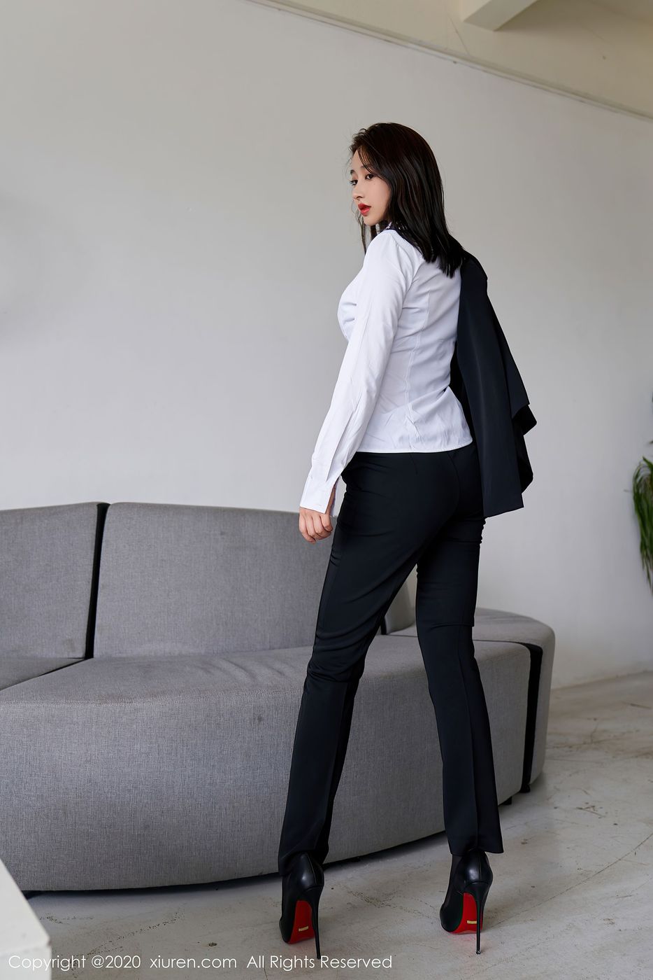 [XIUREN秀人网] 美女模特林子欣Freya白领制服职场系列心愿旅拍 No.2392