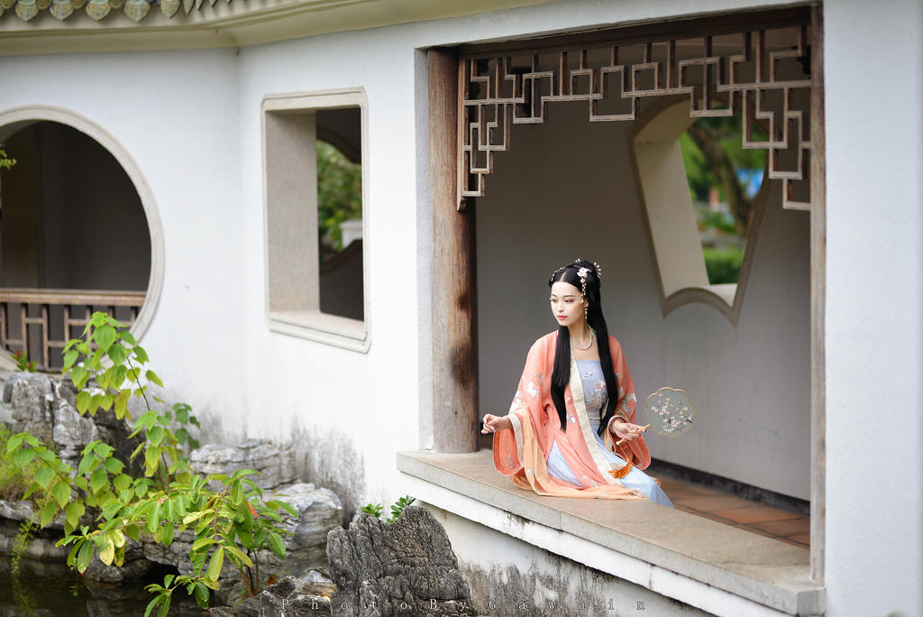 长发及腰古装美女清秀绝俗写真