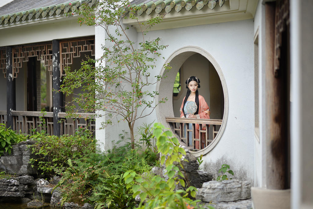 长发及腰古装美女清秀绝俗写真