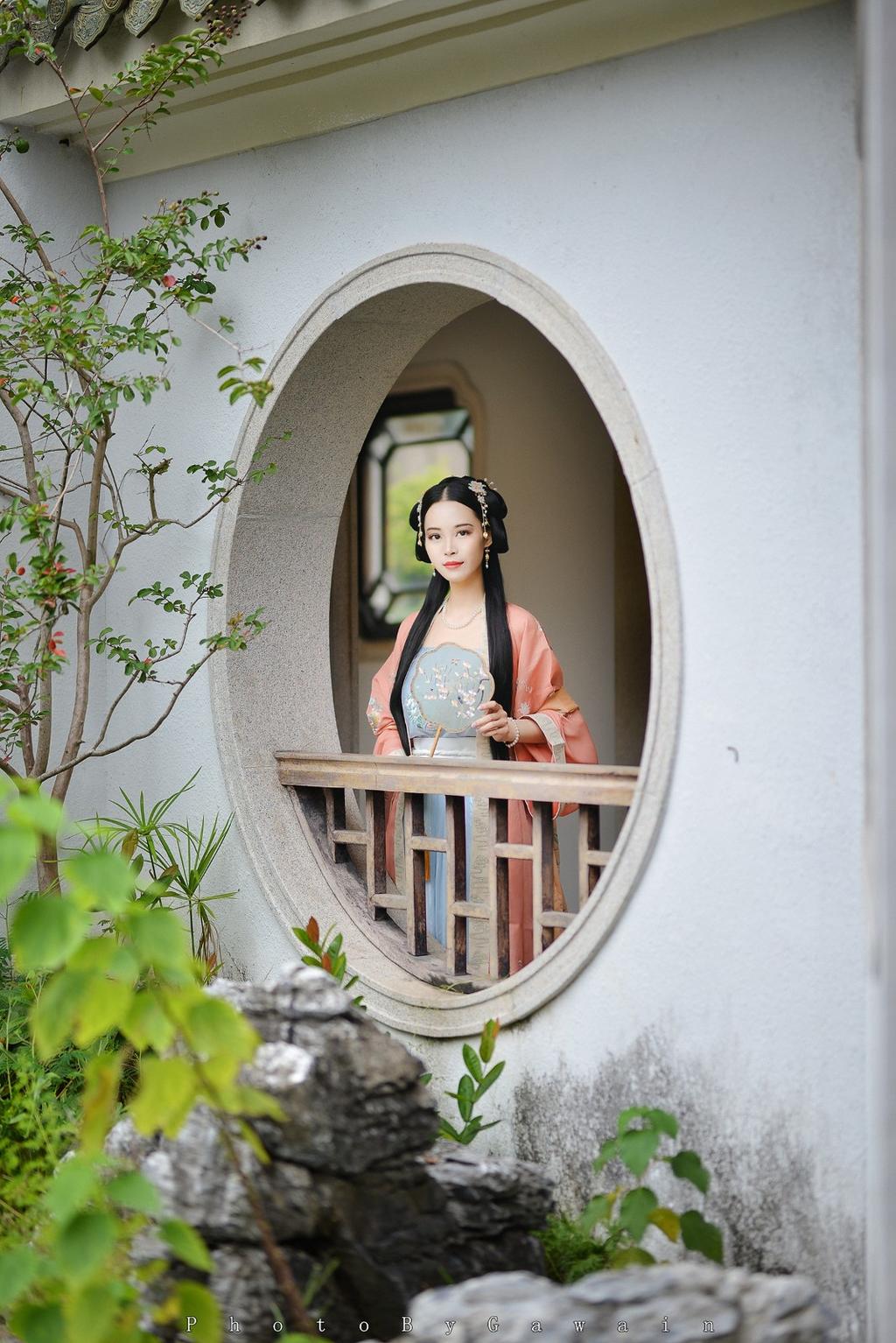 长发及腰古装美女清秀绝俗写真