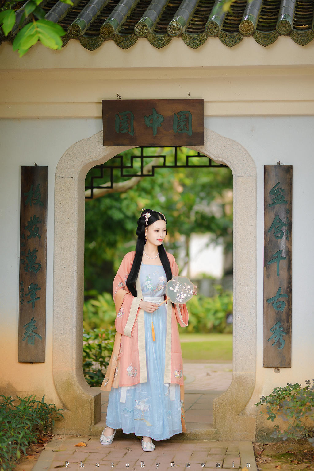 长发及腰古装美女清秀绝俗写真