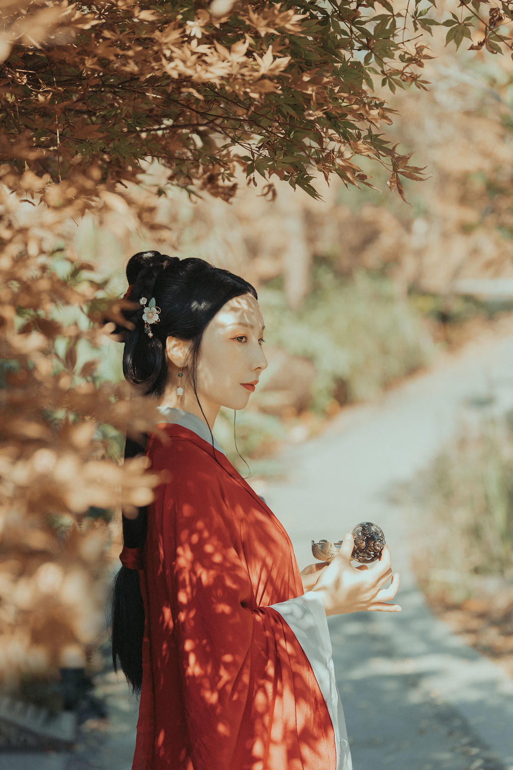 古装红衣美女亭亭玉立私人拍摄